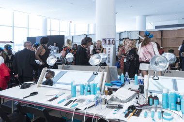 Monique Lhuillier - Backstage - bahar 2017 koleksiyonu
