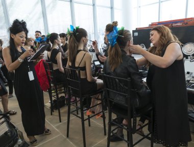 Monique Lhuillier - Backstage - bahar 2017 koleksiyonu