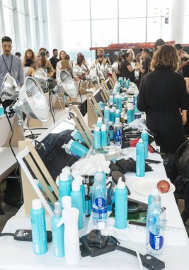 Monique Lhuillier - Backstage - bahar 2017 koleksiyonu