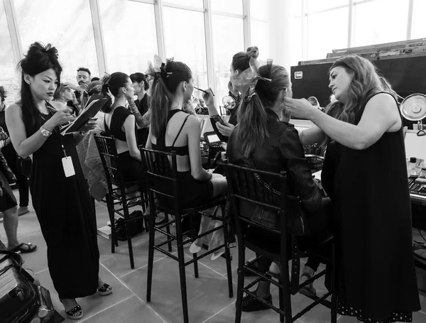 Monique Lhuillier - Backstage - Collezione Primavera 2017 — Foto Stock