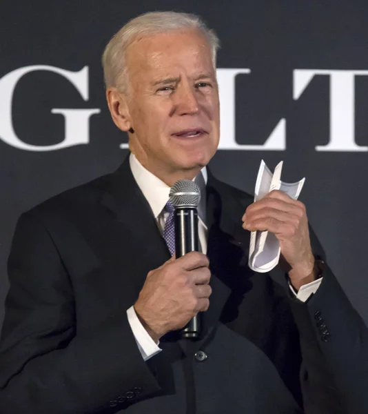 Yaldızlı geçim başlatmak eski Başkan Yardımcısı Joe Biden ile x