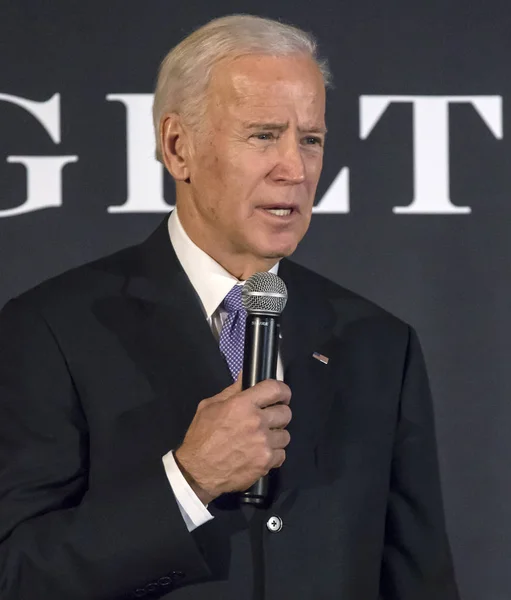 Yaldızlı geçim başlatmak eski Başkan Yardımcısı Joe Biden ile x