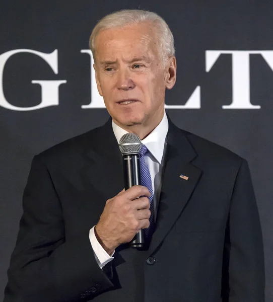 Yaldızlı geçim başlatmak eski Başkan Yardımcısı Joe Biden ile x