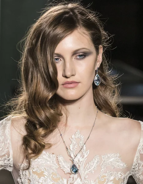 Reem Acra - 2018 bahar koleksiyonu - New York moda hafta Brida — Stok fotoğraf