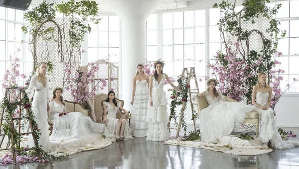 Marchesa - 2018 bahar koleksiyonu - New York moda hafta gelin