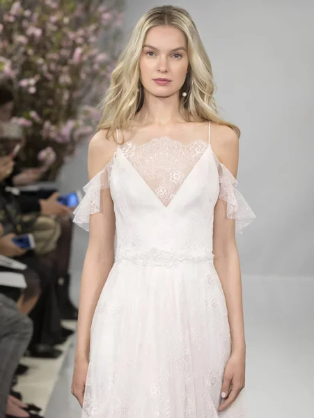 Theia - spring 2018 kollektion - new york fashion week braut — Stockfoto