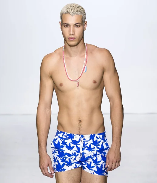 Parke & Ronen - mannen lente zomer 2018 Mens Toon — Stockfoto