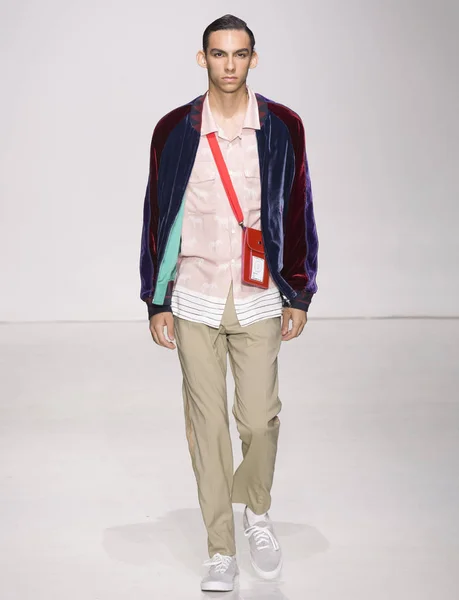 Ovadia e hijos - Hombres Primavera Verano 2018 Mens Show — Foto de Stock