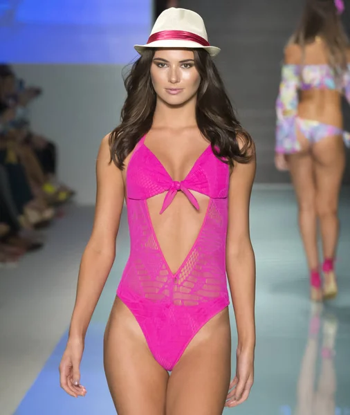 Luli Fama, pist, Miami hafta, Amerika Birleşik Devletleri - 22 Temmuz 2017 yüzmek