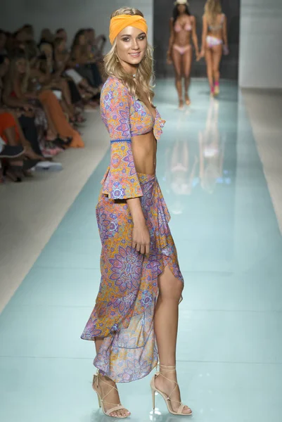 Luli Fama, pist, Miami hafta, Amerika Birleşik Devletleri - 22 Temmuz 2017 yüzmek