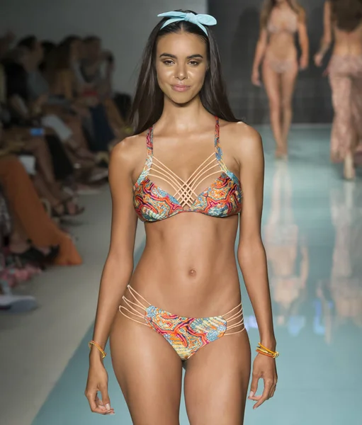 Luli Fama, pist, Miami hafta, Amerika Birleşik Devletleri - 22 Temmuz 2017 yüzmek