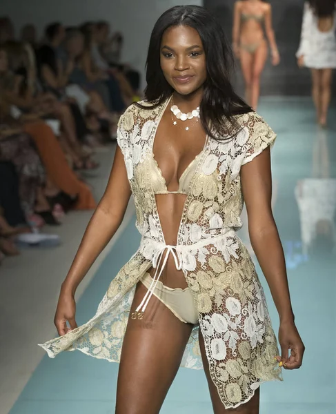 Luli Fama, pist, Miami hafta, Amerika Birleşik Devletleri - 22 Temmuz 2017 yüzmek