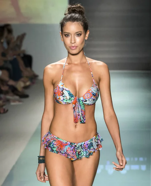 Luli Fama, pist, Miami hafta, Amerika Birleşik Devletleri - 22 Temmuz 2017 yüzmek