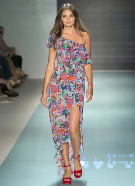 Luli Fama, pist, Miami hafta, Amerika Birleşik Devletleri - 22 Temmuz 2017 yüzmek