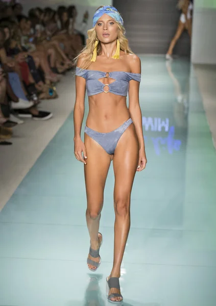 Blue Life, Pista, Miami Swim Week, Estados Unidos - 23 Jul 2017 — Foto de Stock