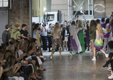 Rehberleri ve Voltaire - bahar yaz 2018, New York moda Wee göster