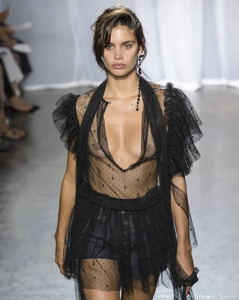 Rehberleri ve Voltaire - bahar yaz 2018, New York moda Wee göster