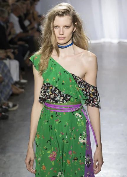 Rehberleri ve Voltaire - bahar yaz 2018, New York moda Wee göster