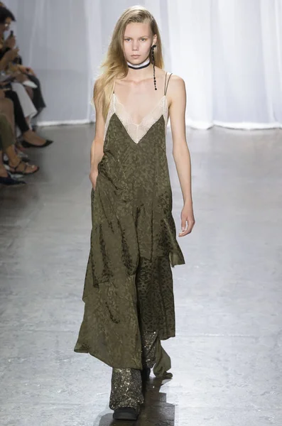 Rehberleri ve Voltaire - bahar yaz 2018, New York moda Wee göster