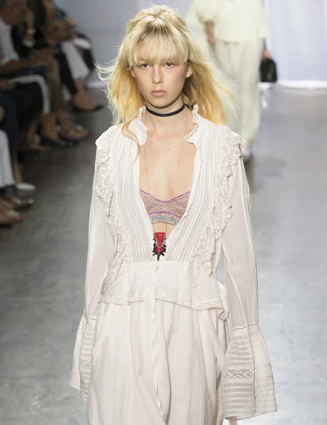 Rehberleri ve Voltaire - bahar yaz 2018, New York moda Wee göster