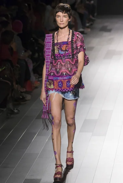 Anna Sui εμφάνιση - άνοιξη καλοκαίρι 2018, Νέα Υόρκη εβδομάδα μόδας — Φωτογραφία Αρχείου