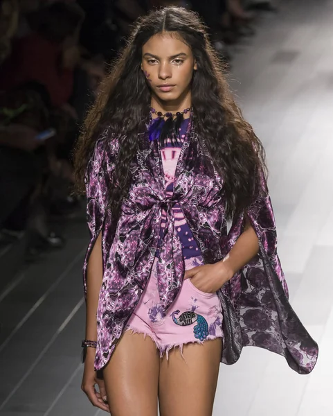 Anna Sui show - våren sommaren 2018, New York Fashion Week — Stockfoto