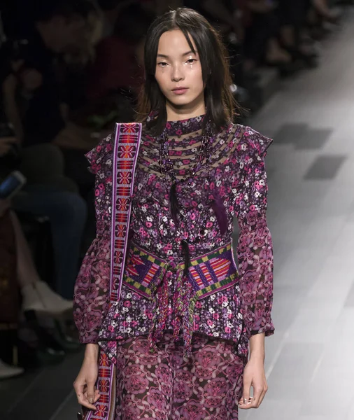 Шоу Анны Суи - весна-лето 2018, Неделя моды в Нью-Йорке — стоковое фото