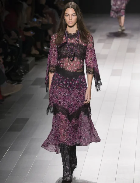 Show de Anna Sui - Verão de primavera 2018, New York Fashion Week — Fotografia de Stock