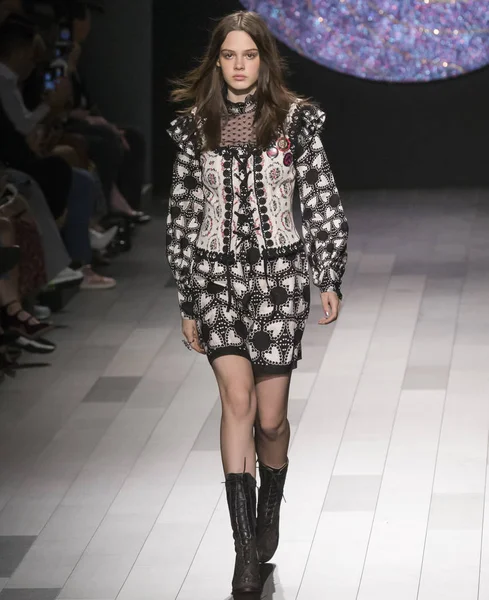 Show de Anna Sui - Verão de primavera 2018, New York Fashion Week — Fotografia de Stock