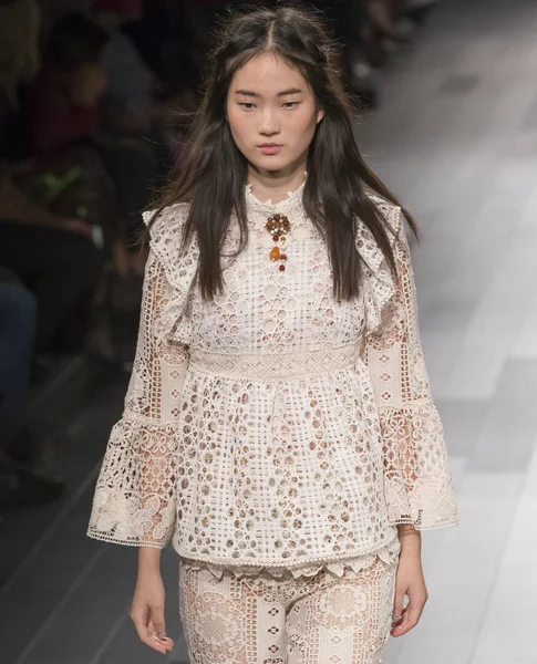 Anna sui show - frühling sommer 2018, new york fashion week — Stockfoto