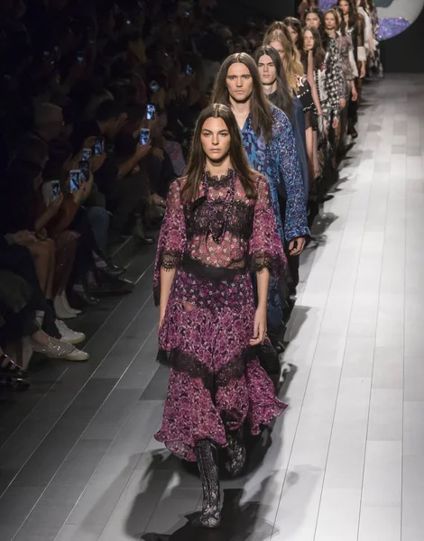 Show de Anna Sui - Verão de primavera 2018, New York Fashion Week — Fotografia de Stock