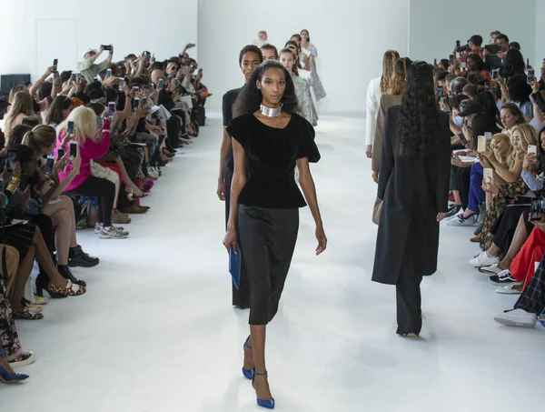 Denibi show - bahar yaz 2018, New York Moda Haftası