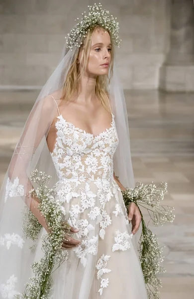 Reem Acra - Güz 2018 koleksiyonu - New York moda hafta gelin