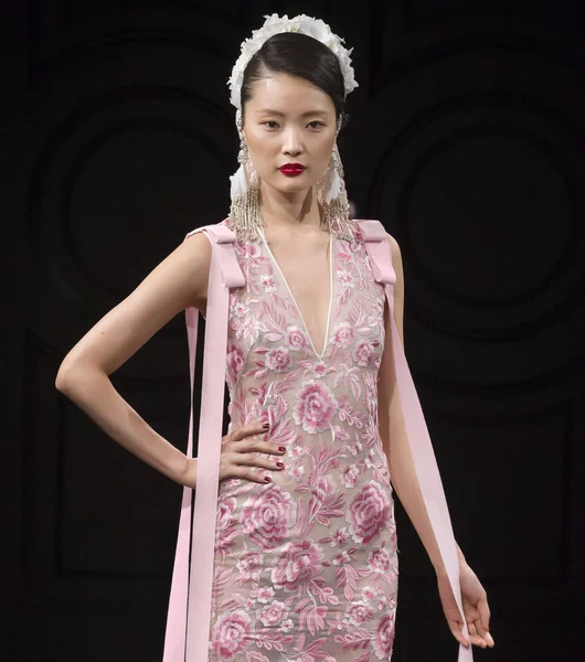 Naeem Khan - Colección otoño 2018 - Nueva York Semana de la Moda nupcial — Foto de Stock