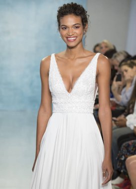 Theia - Güz 2018 koleksiyonu - New York moda hafta gelin