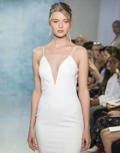 Theia - Collezione Autunno 2018 - New York Fashion Week Sposa — Foto Stock