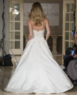 Oleg Cassini - Güz 2018 koleksiyonu - New York moda hafta Brid