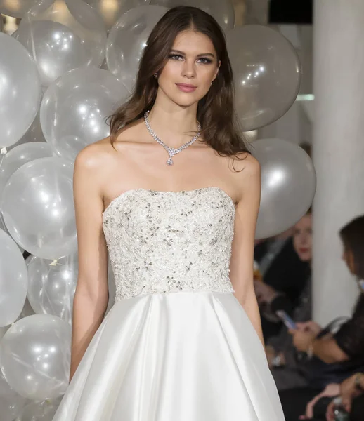 Oleg Cassini - Güz 2018 koleksiyonu - New York moda hafta Brid