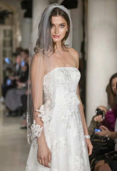 Oleg Cassini - Outono 2018 Coleção - New York Fashion Week Brid — Fotografia de Stock