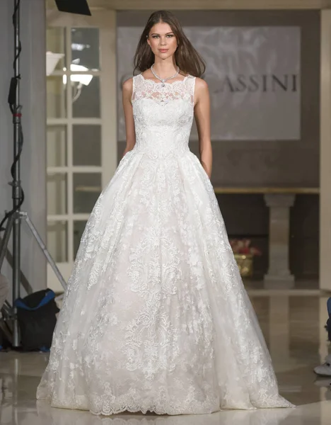 Oleg Cassini - Güz 2018 koleksiyonu - New York moda hafta Brid