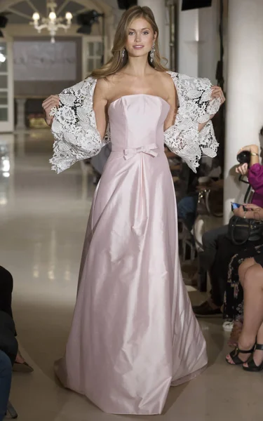 Oleg Cassini - Güz 2018 koleksiyonu - New York moda hafta Brid