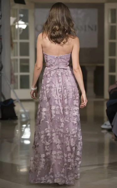 Oleg Cassini - Colección Otoño 2018 - Nueva York Fashion Week Brid — Foto de Stock