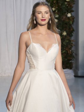 Anne Barge - Güz 2018 koleksiyonu - New York moda hafta gelin