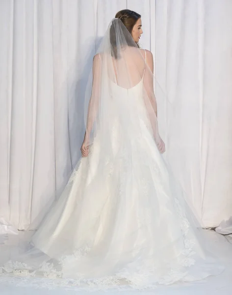 Anne bárka - őszi 2018 kollekció - New York-i divat héten menyasszonyi — Stock Fotó