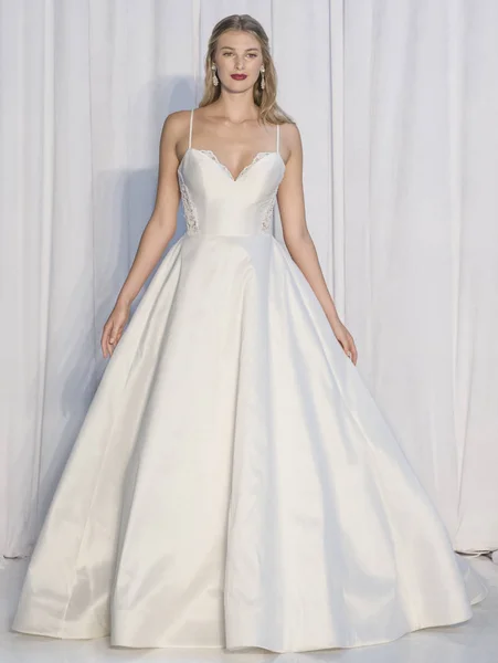 Anne Barge - hösten 2018 Collection - New York mode vecka Bridal — Stockfoto