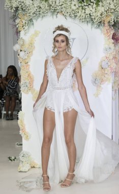 Julie Vino - Güz 2018 koleksiyonu - New York moda hafta gelin