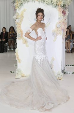 Julie Vino - Güz 2018 koleksiyonu - New York moda hafta gelin