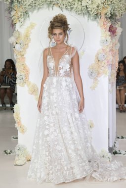 Julie Vino - Güz 2018 koleksiyonu - New York moda hafta gelin