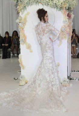 Julie Vino - Güz 2018 koleksiyonu - New York moda hafta gelin