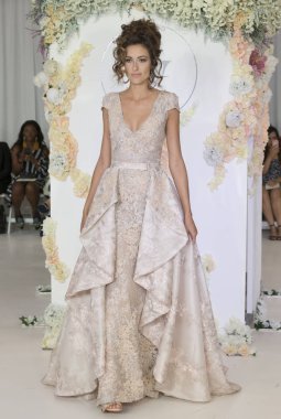 Julie Vino - Güz 2018 koleksiyonu - New York moda hafta gelin